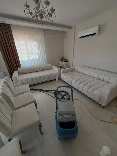 Krem koltuk takımı ve berjerler, yıkama sırasında — Çiğli, İzmir