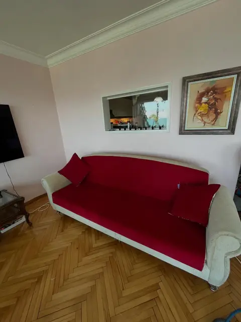 Kırmızı kadife kanepe — İzmir