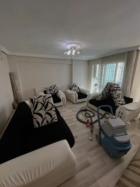 Siyah beyaz koltuk takımı — Bornova, İzmir