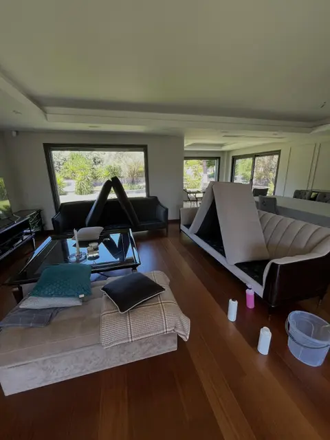 Salon koltukları, yıkama sırasında — Urla, İzmir