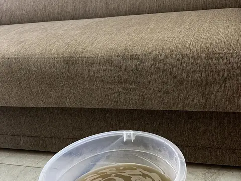 Kahverengi kanepe minderi ve çıkan kirli su — Çiğli, İzmir