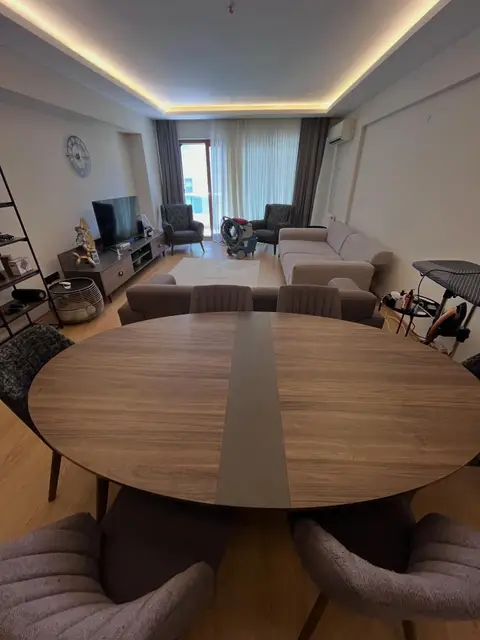 Gri yemek masası sandalyeleri ve koltuk takımı — Bayraklı, İzmir