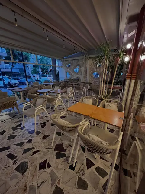 Bej hasır kafe sandalyeleri ve minderler — Bornova, İzmir