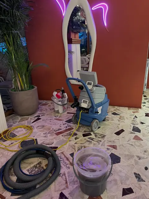 Kafe sandalyelerinden çıkan kirli su — Bornova, İzmir
