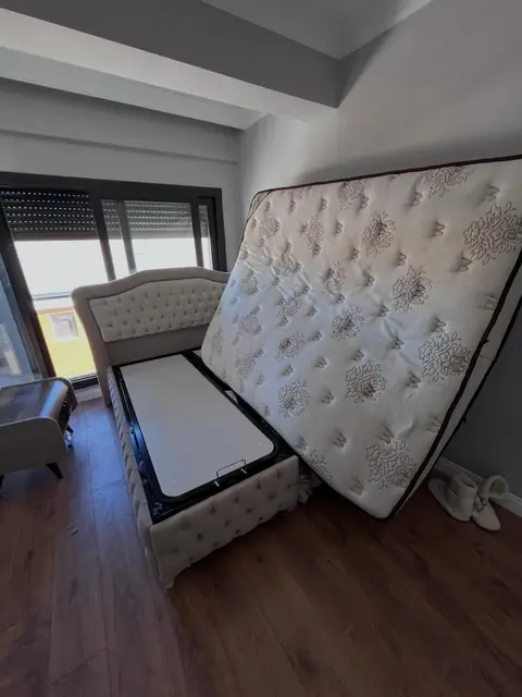 Çift kişilik yatak ve kapitoneli baza, yıkama sırasında — Seferihisar, İzmir