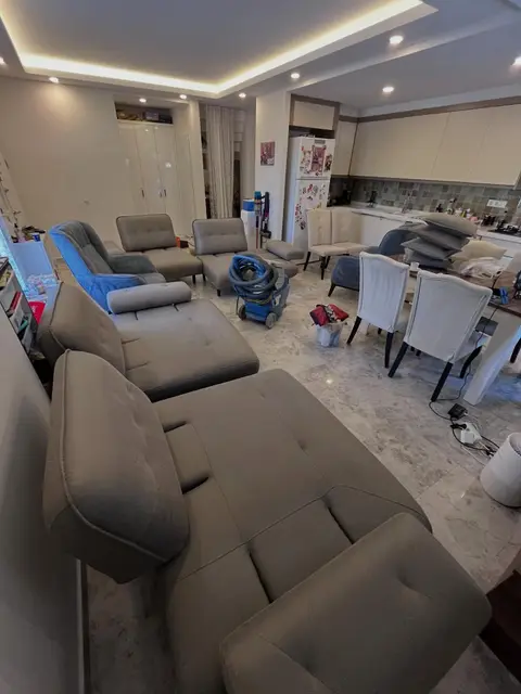 Gri köşe koltuk, berjer ve krem sandalyeler — Bayraklı, Menderes, İzmir
