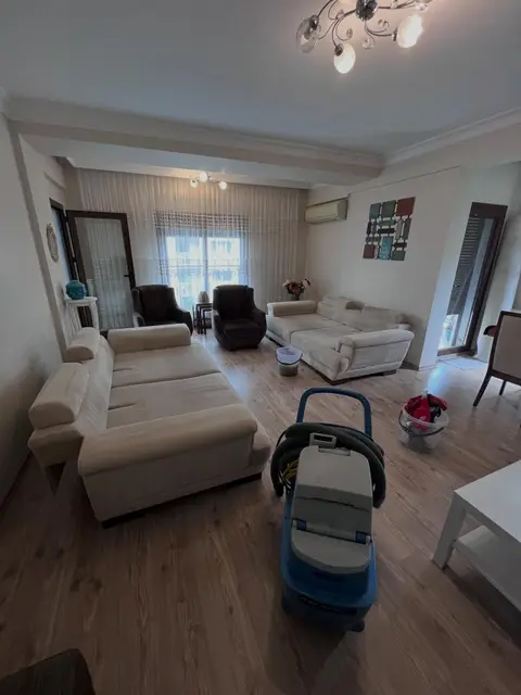 Krem koltuk takımı ve kahverengi berjerler — Karşıyaka, İzmir