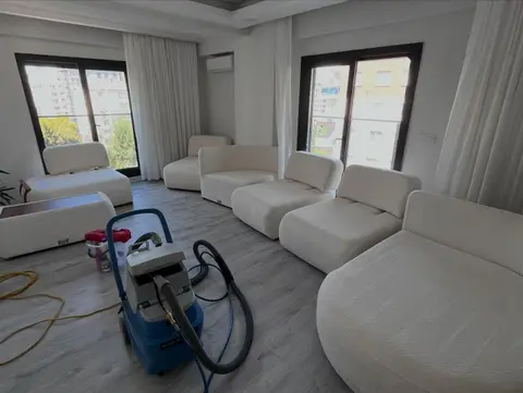 Beyaz modüler koltuk takımı, yıkama sırasında — İzmir