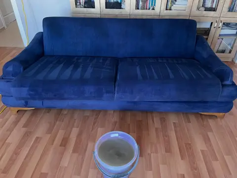 Lacivert kadife kanepe ve kirli su kovası — İzmir