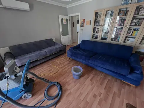 Lacivert ve gri kanepeler, yıkama sırasında — İzmir