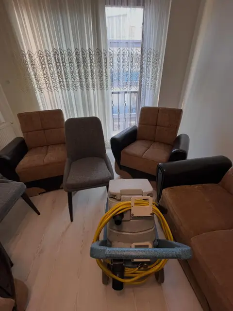 Kahverengi tekli koltuklar ve gri sandalye — Narlıdere, Kemalpaşa, İzmir