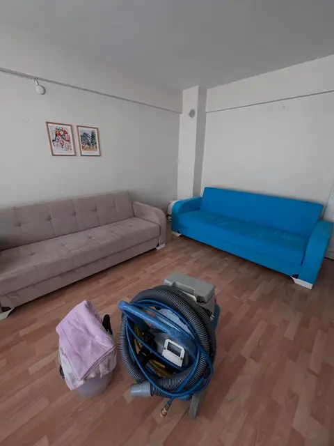 Bej ve mavi kanepe, yıkama sırasında — İzmir
